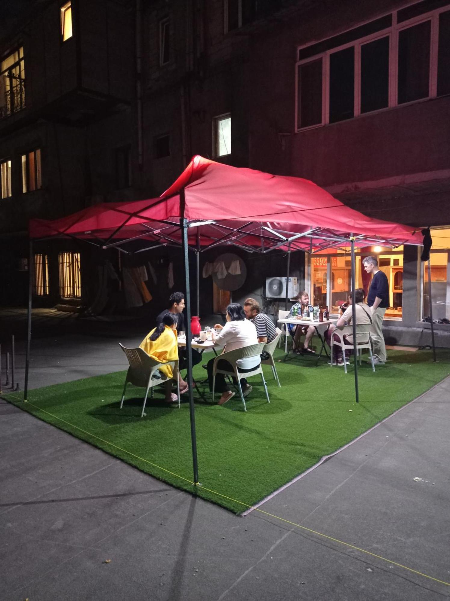 Sun City Hostel Ереван Экстерьер фото